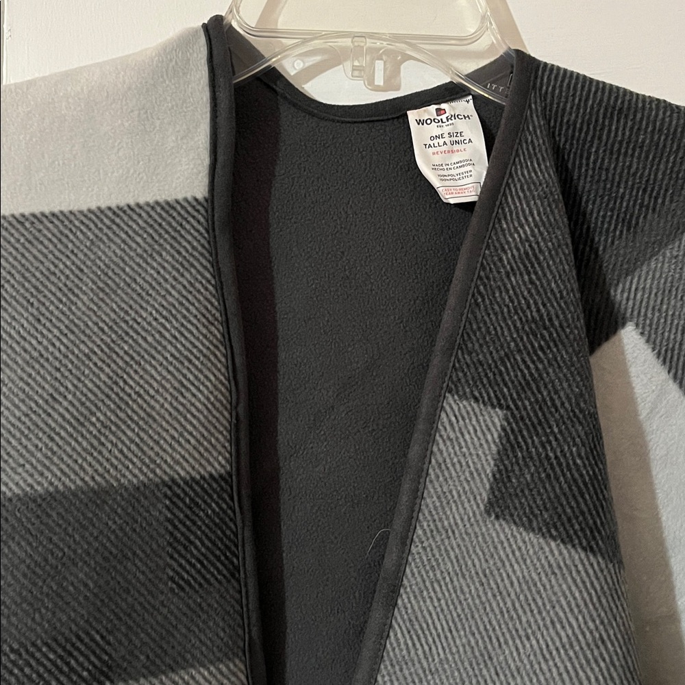 Reversible Woolrich Black & Gray Patterned Cape - Picture 8 of 15